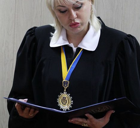 Судья с особняком под Киевом «ютится» в комнате «общаги»