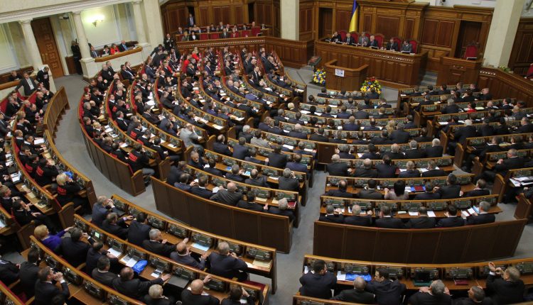 Нардепы будут месяц отдыхать от имитации работы в сессионном зале