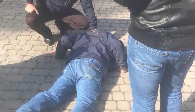 На Донетчине фискал «погорел» на взятке в 10 тысяч