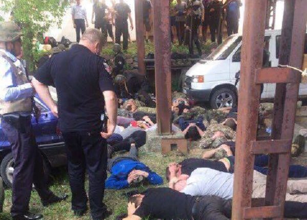 На Винничине полиция задержала полсотни вооруженных рейдеров