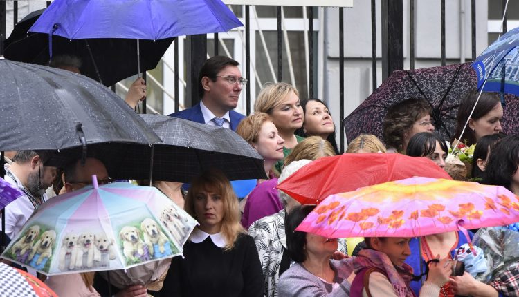 Юрий Луценко с женой пошли сегодня в школу