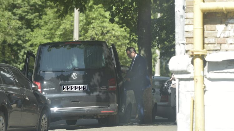 Нардеп Геращенко ездит на бронированном микроавтобусе