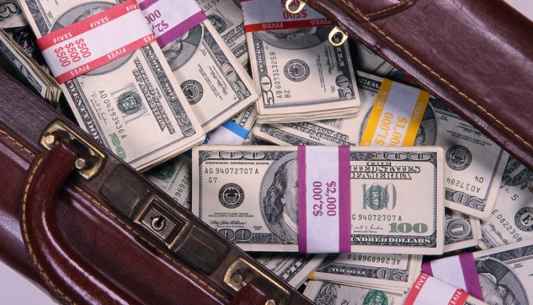 У экс-налоговиков изъяли 23 авто, $ 5,5 млн и более 3 кг золота