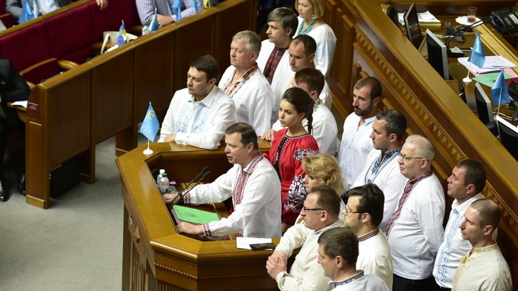 Стало известно, в каких вышиванках сегодня работали нардепы
