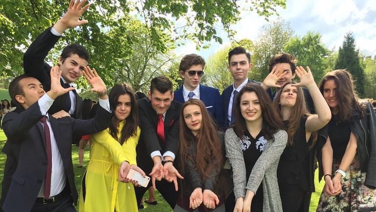 Дети Порошенко снялись в Англии для выпускного альбома