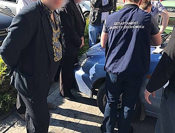 В День вышиванки на взятке в 18 тысяч попался чиновник в вышиванке