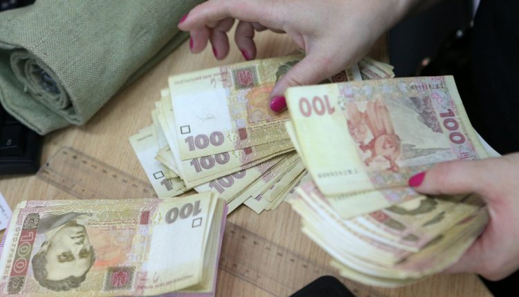 Украинцы держат 304 млрд наличными