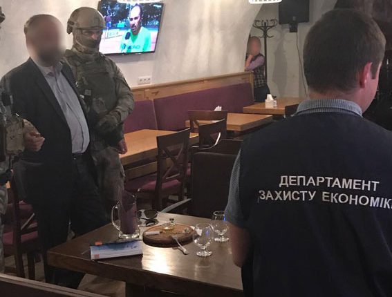 Арбитражного управляющего задержали в ресторане при получении взятки