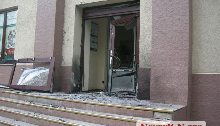 Ночью в центре Николаева взорвали вход в банк «Пивденный»