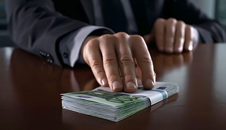 Декана медицинского университета задержали при получении взятки