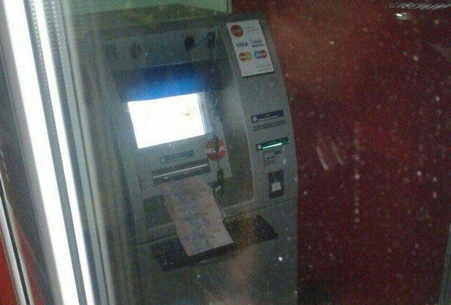 В Киеве банкомат два часа «фонтанировал» купюрами по 200 гривен