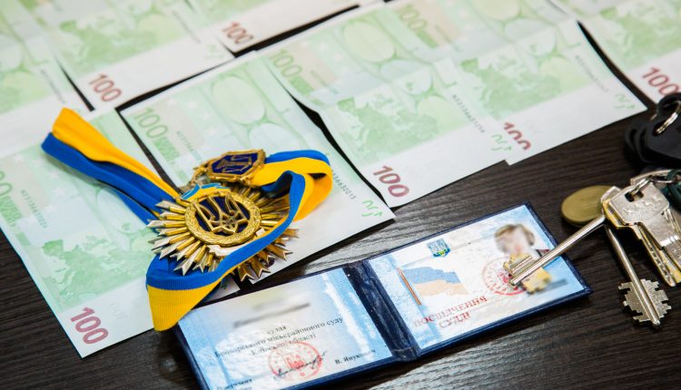 На Киевщине судья «погорела» на взятке в 1000 евро