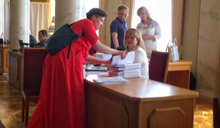 Савченко шокировала Раду красным платьем