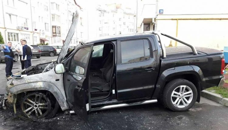 В Луцке сожгли автомобиль семьи нардепа Лапина