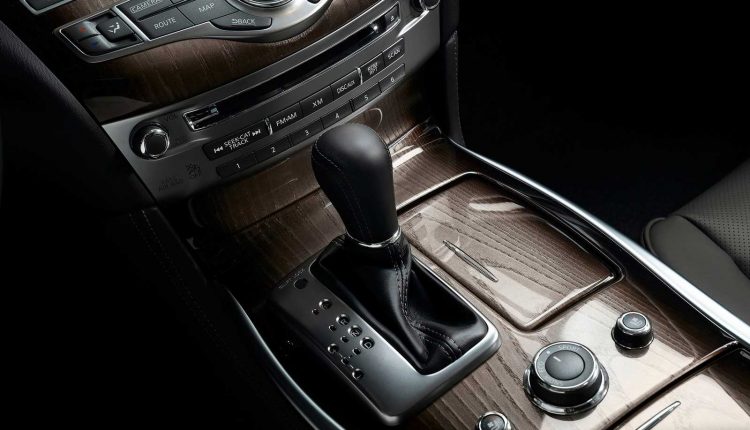 Черкасский облсовет хочет прикупить белый Infiniti на 1,4 млн