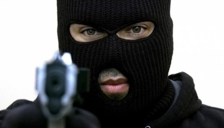 В Киеве грабитель лишил спутницу банкира украшений на миллионы