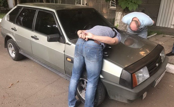 СБУ задержала чиновника, вымогавшего деньги у переселенцев