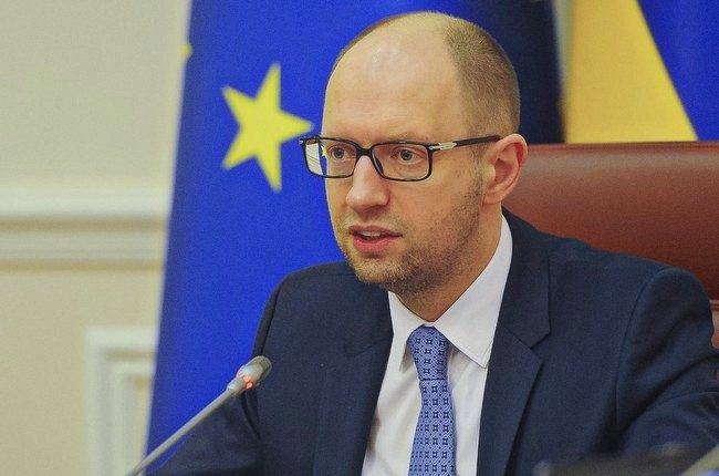 Порошенко наградил Яценюка орденом за «безвиз»