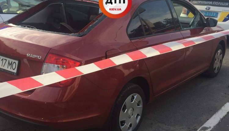 В Киеве у водителя авто отобрали сумку с 2,5 млн
