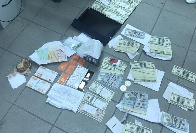 У менеджера «Укрзализныци» нашли незадекларированные слитки и валюту