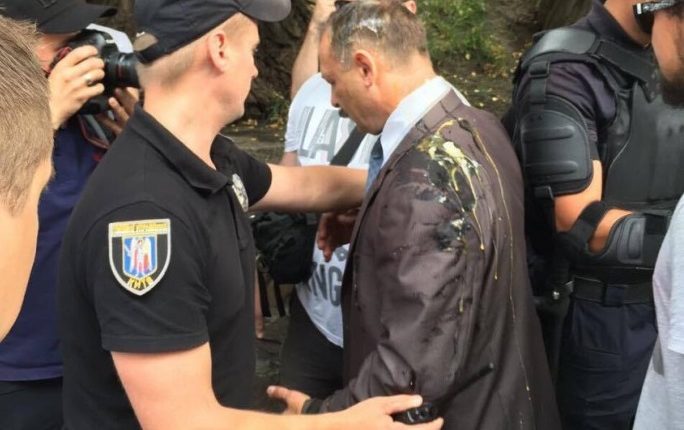 Нардепа Барну забросали яйцами у Верховной Рады