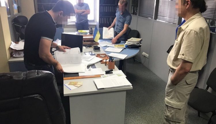 В Днепре таможенника задержали на взятке в $ 7400