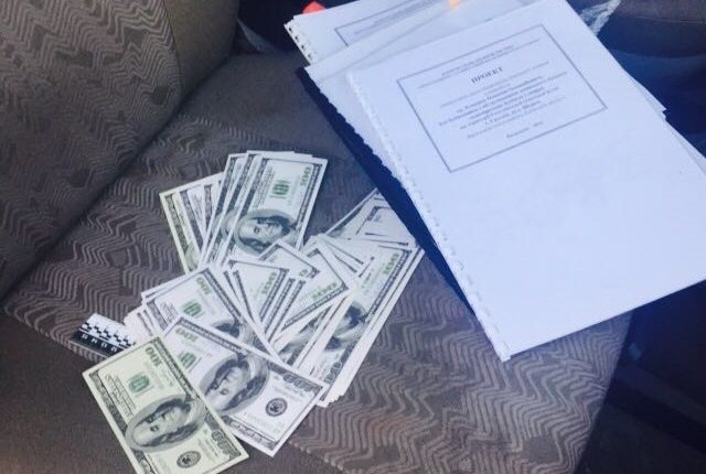 В Киеве задержали чиновника, вымогавшего $17,5 тысяч за решение земельного вопроса