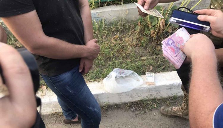 Попавшийся на горячем главный инспектор Гоструда выбросил 170 тысяч на обочину