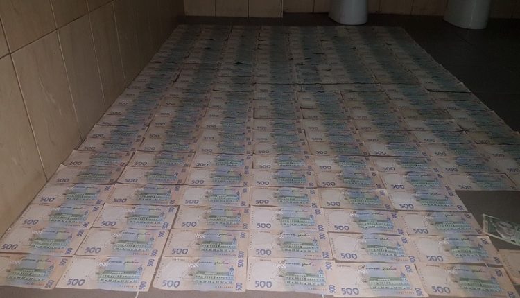 Дама из ГФС вымогала 100 тысяч у предпринимателя