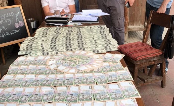 Главу филиала «Укрэксибанка» СБУ задержала в ресторане за вымогательство 60 тысяч