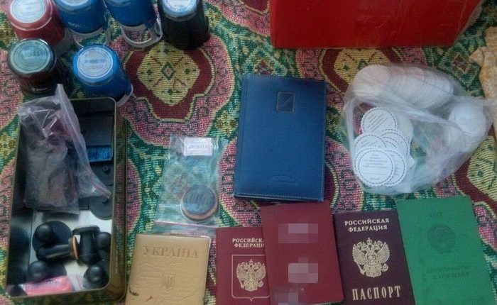 В Киеве закрыли «фабрику» по производству фальшивых паспортов