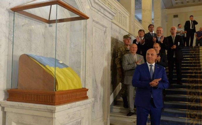 В Раде «Возрождение» получило 1,3 млн за перенос флага