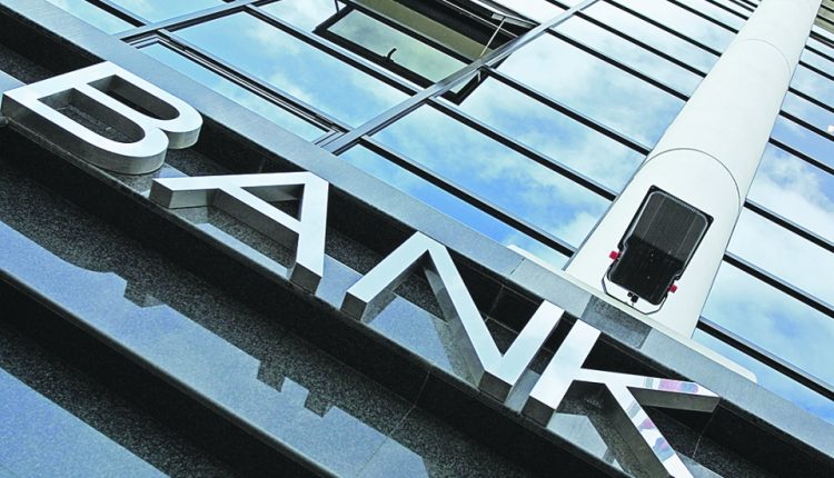Группа банкиров незаконно завладела более $ 300 млн
