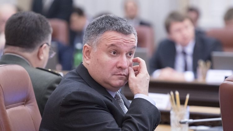 Аваков с помощью экс-регионала подбирается к «Укрзализныце»