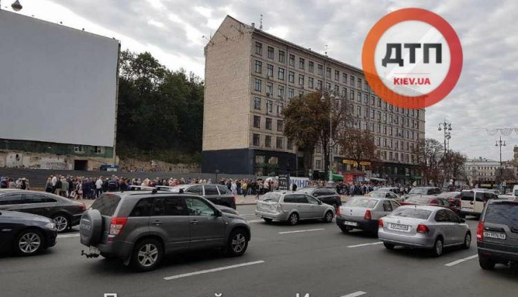 На Крещатике выстроилась огромная очередь в банк