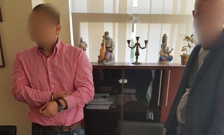 Преподавателя столичного университета задержали на взятке в 13 тысяч