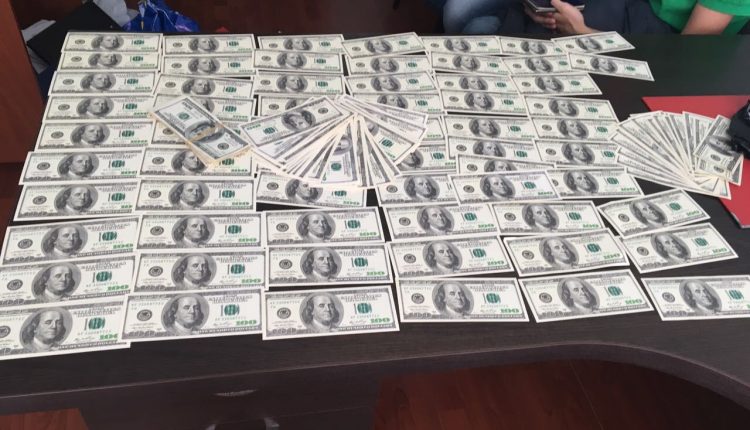 Следователя ГФС в Киевской области задержали за взятку в $ 20 тысяч