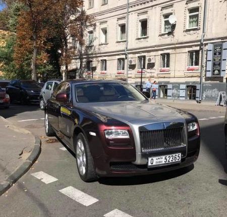 В Киеве Rolls-Royce с арабскими номерами стал «героем парковки»