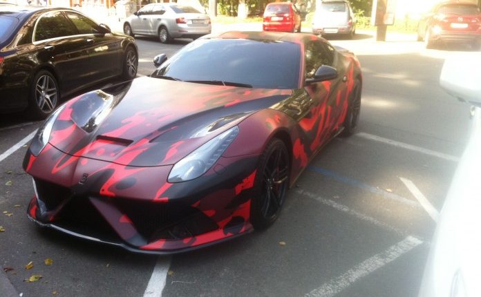 В Киеве замечена эксклюзивная Ferrari Mansory