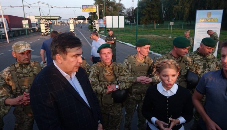 Толпа прорвала пункт пропуска «Шегини» и завела в Украину Михаила Саакашвили