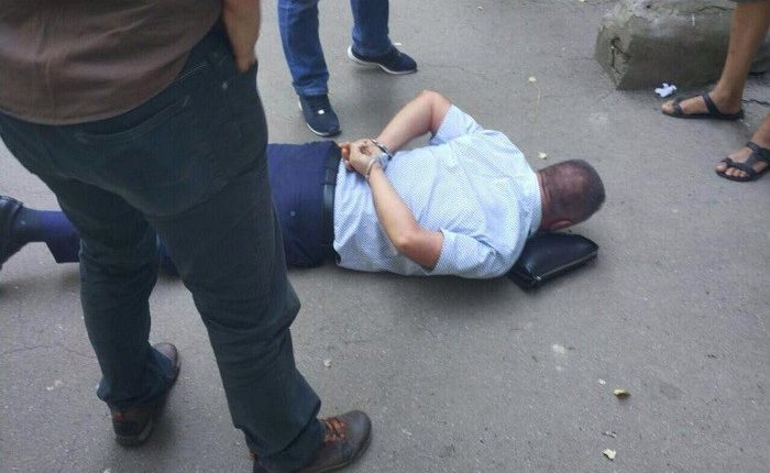Херсонского фискала задержали при получении взятки в $ 1,5 тысячи
