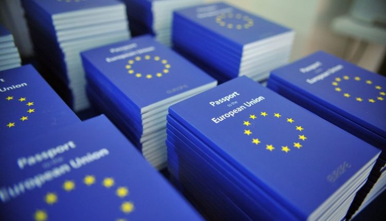 Украинские олигархи заняли второе место в «забеге» за паспортами ЕС