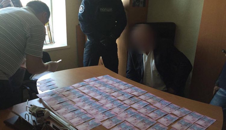 Директора киевского института задержали на взятке в 25 тысяч