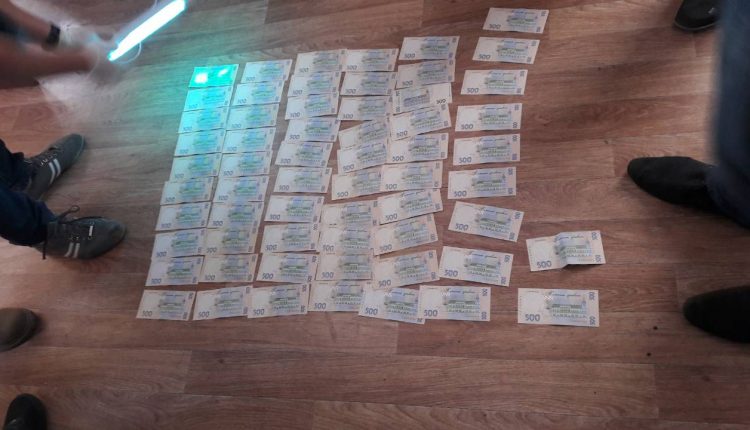 Инспектора таможни задержали на взятке в 30,5 тысяч