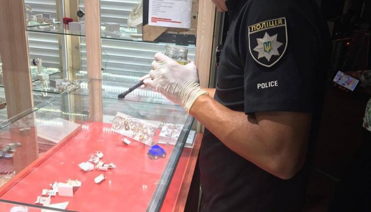 Вооруженные налетчики ограбили ювелирный магазин в торговом центре