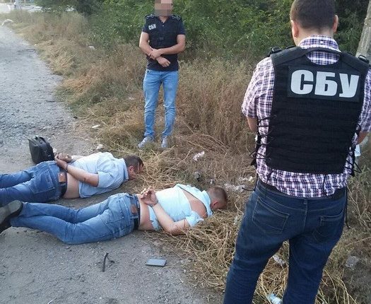 Двоих полицейских задержали на вымогательстве тысячи долларов