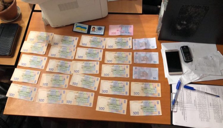 В Киеве госисполнителя задержали на взятке в 11 тысяч