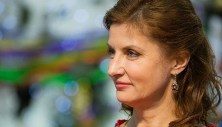 На «Евровидение» Марина Порошенко одевала колье на платиновой основе