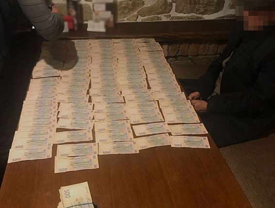 Налоговиков задержали при получении взятки в 400 тысяч