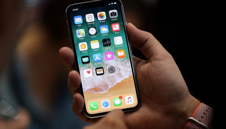 Инженер Apple вылетел с работы после того, как его дочь похвасталась новым iPhoneX